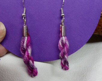 Boucles d'oreilles récupérées en fil de laine rose argenté pendantes couleur argent matériel upcycle cache reste recyclé cadeau de Noël bas de Noël