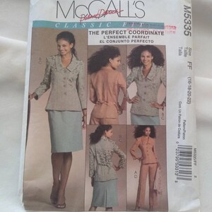 Peut inclure: Un patron de couture pour une veste et une jupe. Le patron est pour les tailles 16-18-20-22. Le patron est de McCall's et s'appelle "The Perfect Coordinate".