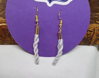 Boucles d'oreilles récupérées en fil de soie gris argenté, pendantes dorées, matériel recyclé, restes de cachette recyclés, cadeau de Noël recyclé