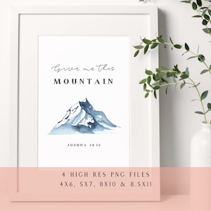 Może przedstawiać: Biała oprawiona grafika z akwarelową ilustracją góry w odcieniach niebieskiego. Tekst "Give me this MOUNTAIN" znajduje się nad ilustracją góry, a pod nią "JOSHUA 14:12". Dostępne w rozmiarach 4x6, 5x7, 8x10 i 8,5x11 cali (ok. 10x15, 13x18, 20x25 i 22x28 cm).