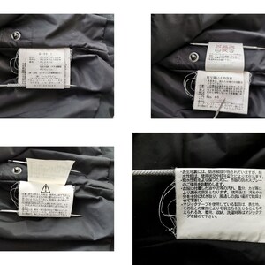 Pode incluir: Close-up de uma pe&ccedil;a de roupa preta com v&aacute;rias etiquetas brancas presas com alfinetes. As etiquetas cont&ecirc;m texto japon&ecirc;s e instru&ccedil;&otilde;es de cuidado. A pe&ccedil;a de roupa tem um detalhe de bot&atilde;o.