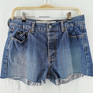 Puede incluir: Un conjunto de tres jarrones de cerámica de diferentes alturas y formas. Los jarrones están esmaltados con un acabado blanco mate, ofreciendo una estética minimalista. El jarrón más alto mide aproximadamente 25 cm de altura.