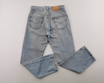 Puede incluir: Vaqueros de mezclilla azul claro con diseño de cintura alta, dos bolsillos traseros con costuras arqueadas, un parche de cuero color canela en la cintura y una pequeña etiqueta roja en el bolsillo derecho. Corte de pierna recta.