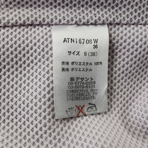 Puede incluir: Primer plano de una etiqueta blanca con texto japon&eacute;s y los n&uacute;meros "ATN16708 W" y "36". La etiqueta tambi&eacute;n incluye la talla "9 (38)" e instrucciones de lavado. La etiqueta est&aacute; sobre una tela texturizada de color lila claro.