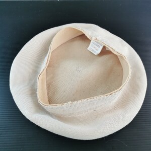 Puede incluir: Un sombrero beige tejido con una corona redonda y un ala ancha. El interior presenta una banda de color m&aacute;s claro y una etiqueta. El sombrero se ve desde el interior, mostrando la textura del tejido.