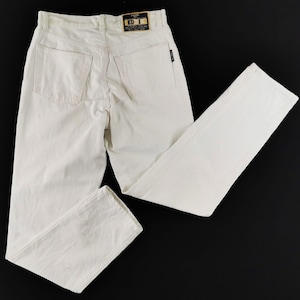 May include: Off-white denim jeans with a classic five-pocket design. The jeans have a straight leg cut and a small black label on the back pocket. The tag on the waistband reads "ED 1".