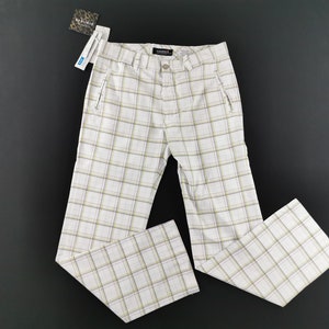 Op de afbeelding: Witte geblokte broek met een bruin en wit ruitpatroon. De broek heeft aan elke kant een ritszak.