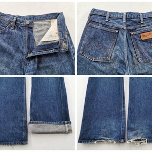 Peut inclure: Jeans Wrangler en denim bleu. Le jean a une fermeture boutonn&eacute;e et zipp&eacute;e, des poches avant et arri&egrave;re, et un patch Wrangler au dos. Le jean a une jambe &eacute;vas&eacute;e et est d&eacute;lav&eacute; &agrave; l'ourlet.