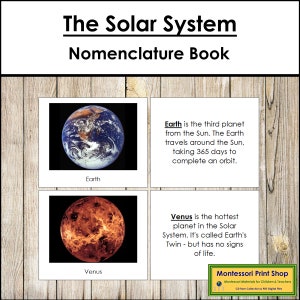 Puede incluir: Un libro de nomenclatura imprimible para aprender sobre el sistema solar. El libro presenta imágenes de la Tierra y Venus con texto que describe cada planeta. El texto incluye información sobre la posición del planeta en el sistema solar, su tamaño y sus características.