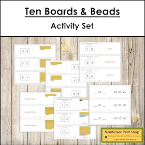 Può includere: Un set di schede di attività Montessori stampabili con tavole dei dieci e perline. Le schede presentano numeri, parole e immagini di perline. Le schede sono progettate per aiutare i bambini ad imparare a contare e riconoscere i numeri.