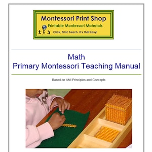 Könnte beinhalten: Die Hände eines Kindes sind beim Arbeiten mit einem Montessori-Mathematik-Material zu sehen. Das Material ist ein Tablett aus Holz mit einer grünen Filzoberfläche und einer Reihe goldener Perlen. Die Perlen sind quadratisch angeordnet. Der Text auf der Seite lautet "Mathematik Primäres Montessori-Lehrbuch Basierend auf AMI-Prinzipien und Konzepten".