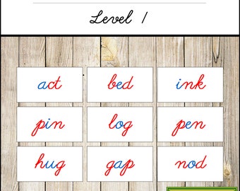 Op de afbeelding: Negen witte kaarten met rode en blauwe cursieve schrijfwijze. De kaarten zijn gerangschikt in drie rijen van drie. De woorden op de kaarten zijn: act, bed, ink, pin, log, pen, hug, gap, nod. De kaarten zijn gelabeld met "Phonetic Word Cards" en "Level 1".