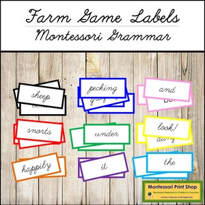 Op de afbeelding: Een set kleurrijke Montessori-grammatica-labels voor een boerderij-thema spel. De labels bevatten woorden zoals "sheep", "pecking", "snorts", "under", "happily", "it", "look!", "awing", "the" en "and".