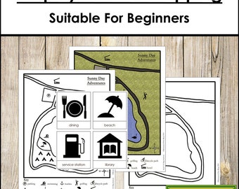 Op de afbeelding: Zwart-witte printbare kaartsymbolen en karteringsactiviteit voor beginners. De symbolen omvatten een eettafel, een strandparasol, een tankstation, een bibliotheek, een parkeerplaats, een camping, zwemmen, een jachthaven, golfen, een fietspad en een hotel. De tekst "Sunny Day Adventures" staat op de kaart.