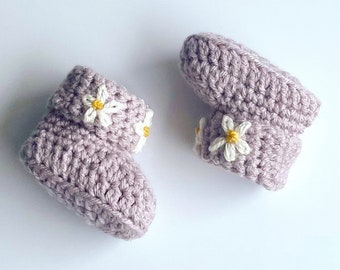 Pale purple daisy booties - crochet baby booties - baby girl booties - handmade baby shoes - baby girl gift - baby shower gift