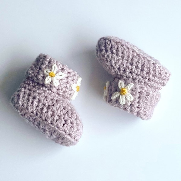 Pale purple daisy booties - crochet baby booties - baby girl booties - handmade baby shoes - baby girl gift - baby shower gift
