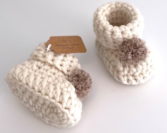 Cream crochet booties - crochet baby booties - pom pom booties - handmade baby shoes - baby gift - gender neutral gift - baby shower gift