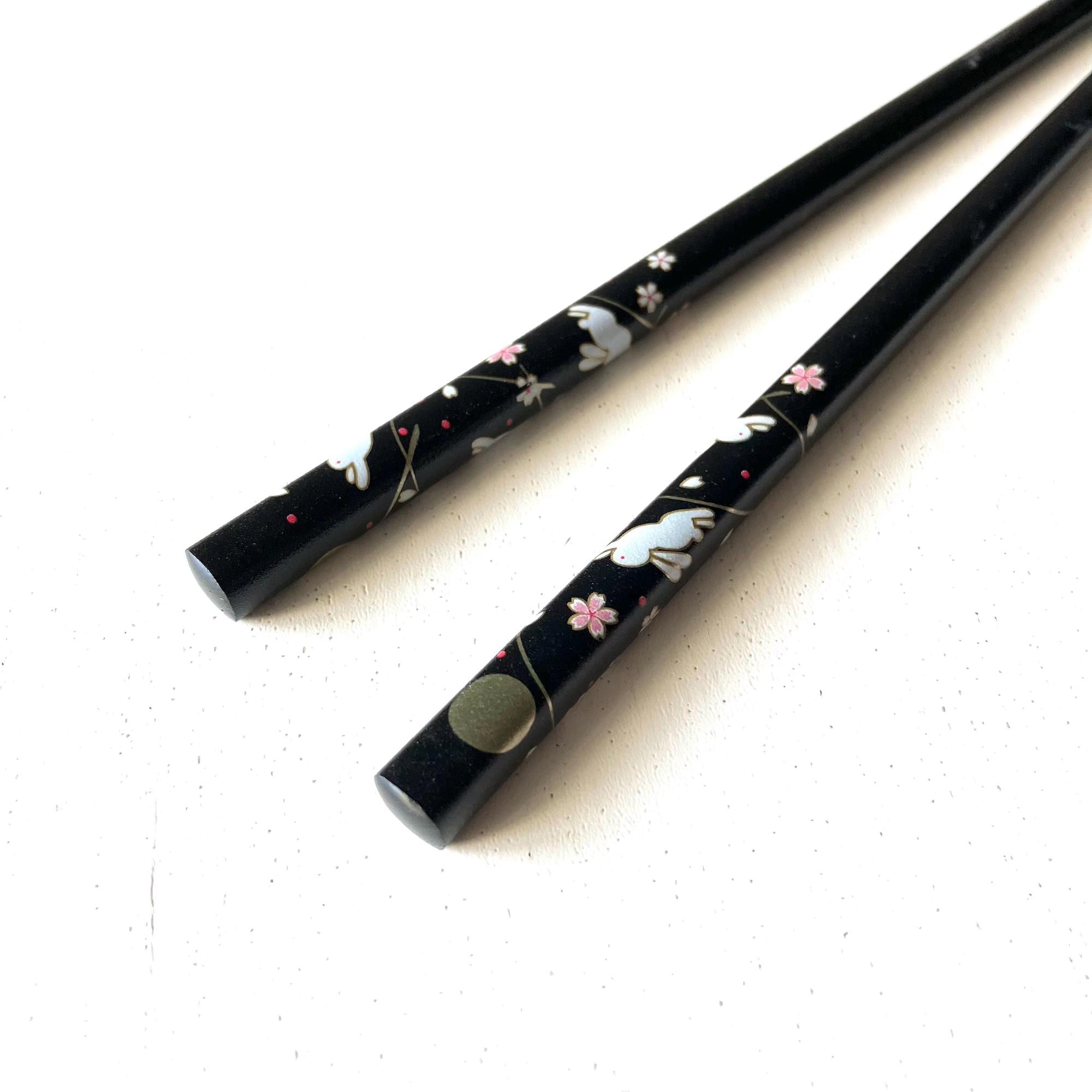 Japanische Kochstäbchen Lang – 33 Cm, Bambus, Set Mit 2 Paar In Rot & Schwarz, Kaninchen-Mond-Sakura-Muster