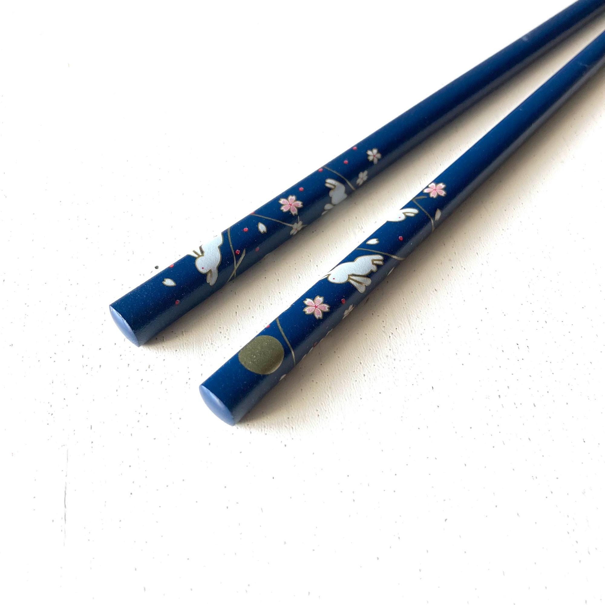 Japanische Kochstäbchen Lang – 33 Cm Bambus-Stäbchen Mit Kaninchen-Mond-Sakura-Muster, Rot & Schwarz