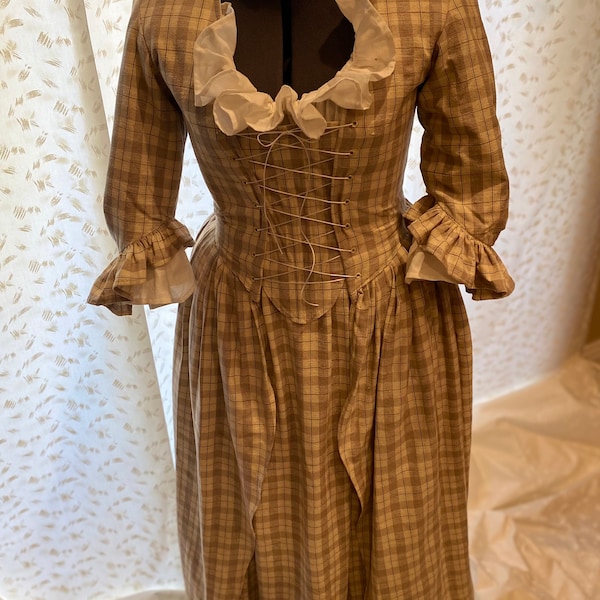 18th century dress, historical Scottish dress, 18th century robe, petticoat and stomacher. Simplicity 8161, Cosplay dress, Tartan dress