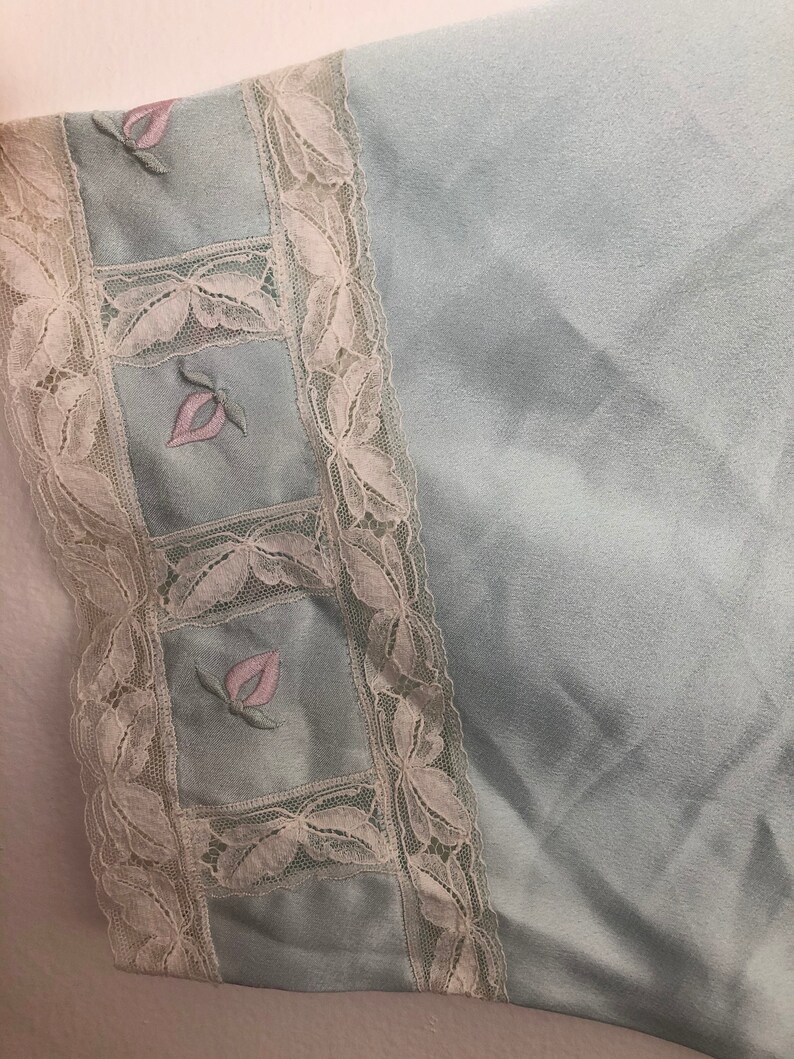 VTG 80s Embroidered Sleeved POLYESTER ROBE