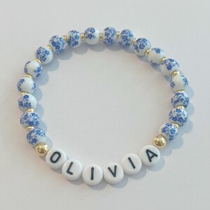 Pulsera elástica con cuentas de flores de porcelana y relleno de oro con nombre personalizado / Pulsera apilable de oro y flores de 6 mm, pulsera azul elegante, regalo