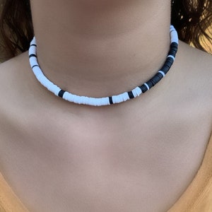 Schwarz und Weiß Heishi Choker Halskette | Outer Banks Kiara Halskette | Surf-Halskette | VSCO Halsband | Strand Choker Halskette | Trendige Choker