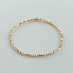 2mm 14k Gold Filled Perlen Stretch Armband | Gold filled elastische Armspange, zierlicher minimalistischer Schmuck, Geschenk für Frauen