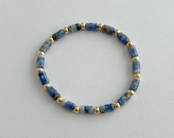 Pulsera elástica con cuentas de sodalita azul de 4 mm y oro de 14 k / Pulsera elástica con piedras preciosas de sodalita, pulsera apilable con cuentas de oro, regalo para ella
