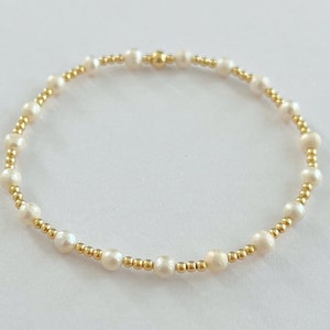 2 mm 14k Gold gefüllt & Süßwasserperle Perlen Stretch Armband | Rundes elastisches Stapelarmband aus Goldperlen und Süßwasserperlen, Geschenk
