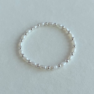 925 Sterling Silber & Süßwasserperle Perlen Stretch Armband | minimalistisches zierliches Silber und Perlen elastisches Stapelarmband, Damengeschenk