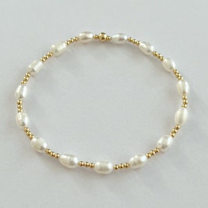 2 mm 14k Gold gefüllt & Süßwasserperle Perlen Stretch Armband | Rundes elastisches Stapelarmband aus Goldperlen und Süßwasserperlen, Geschenk