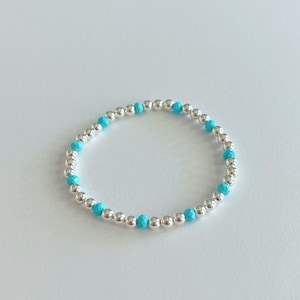 925 sterlingsilver och turkosfärgad howlit | Pärlbesatt stretcharmband | elastiskt stapelarmband i sterlingsilver | silverpärlesmycken