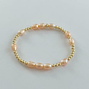 3mm 14k Gold gefüllt & rosa Süßwasserperle Perlen Stretch-Armband | 2mm runde Goldperle und Süßwasserperle elastisches Stapelarmband
