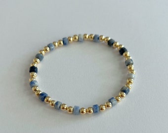Pulsera elástica con cuentas rellenas de oro y sodalita azul / Pulsera elástica apilable de sodalita y oro / Delicada joya con piedras preciosas