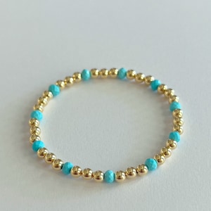 Cuentas llenas de oro y pulsera elástica con cuentas de howlita turquesa / pulsera de apilamiento elástica de color turquesa y oro / joyería de regalo de piedras preciosas delicadas