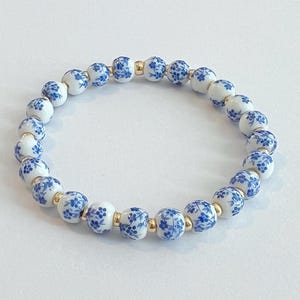 Pulsera elástica con cuentas de porcelana y flores rellenas de oro / Pulsera apilable de oro y flores de 6 mm, pulsera azul elegante, regalo asequible