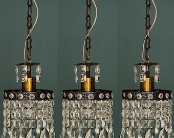 Zestaw trzech małych żyrandoli z mosiądzu i kryształów w stylu antycznym/antycznym (każdy z jedną żarówką)