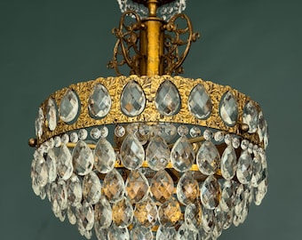 Lampadario antico/vintage di medie dimensioni in ottone e cristallo a 4 livelli (3 luci)