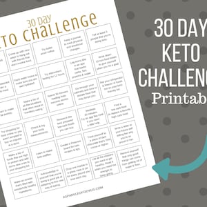 Op de afbeelding: Een printbare 30-daagse keto-uitdaging checklist met vierkanten die tips en activiteiten bevatten om je te helpen op de goede weg te blijven met je keto-dieet. De checklist bevat activiteiten zoals het maken van een koolhydraatarme pizzakorst, het proberen van kogelvrije koffie en het doorlopen van je kasten om voedsel weg te gooien of te doneren dat je in verleiding kan brengen.