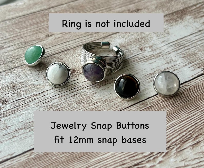 K&ouml;nnte beinhalten: Schmuck-Druckkn&ouml;pfe mit verschiedenen Edelstein-Designs, darunter gr&uuml;ne, wei&szlig;e, schwarze und violette Steine. Das Bild zeigt auch einen silbernen Drahtring. Der Text auf dem Bild lautet: "Ring is not included" und "Jewelry Snap Buttons fit 12mm snap bases."
