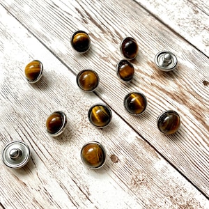 K&ouml;nnte beinhalten: Ein Set aus drei Keramikvasen in verschiedenen H&ouml;hen und Formen. Die Vasen sind mit einer matten, wei&szlig;en Oberfl&auml;che glasiert und bieten eine minimalistische &Auml;sthetik. Die h&ouml;chste Vase ist etwa 25 cm hoch.