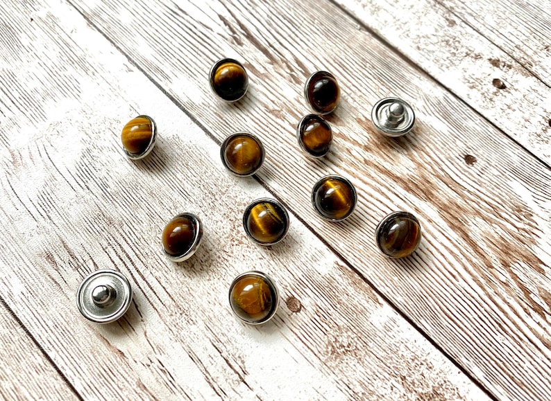 K&ouml;nnte beinhalten: Ein Set aus drei Keramikvasen in verschiedenen H&ouml;hen und Formen. Die Vasen sind mit einer matten, wei&szlig;en Oberfl&auml;che glasiert und bieten eine minimalistische &Auml;sthetik. Die h&ouml;chste Vase ist etwa 25 cm hoch.