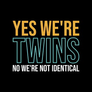 Puede incluir: Un diseño gráfico con el texto "YES WE'RE TWINS NO WE'RE NOT IDENTICAL" en amarillo y azul sobre un fondo negro.