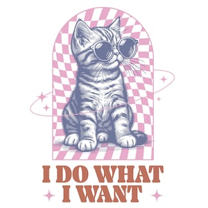 Puede incluir: Una ilustración de dibujos animados de un gato con gafas de sol sentado sobre un fondo a cuadros rosa y blanco. El texto "I DO WHAT I WANT" está debajo del gato.
