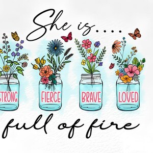 Peut inclure: Quatre bocaux en verre remplis de fleurs colorées avec les mots "Strong", "Fierce", "Brave" et "Loved" écrits dessus. Le texte "She is... full of fire" est écrit sous les bocaux.
