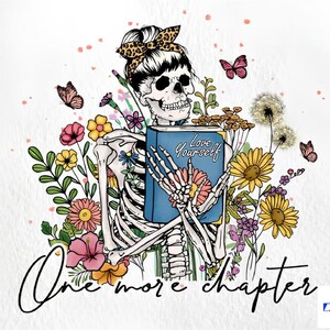 Pode incluir: Um esqueleto com uma faixa de flores na cabeça segura um livro azul que diz "Love Yourself" e está rodeado de flores e borboletas. O texto "One more chapter" está escrito abaixo do esqueleto.