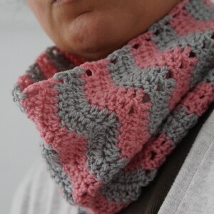 Wave stitch neck warmer crochet pattern image 4