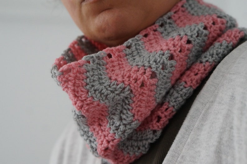 Wave stitch neck warmer crochet pattern image 4