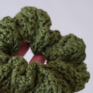 The cross stitch scrunchie crochet pattern image 4